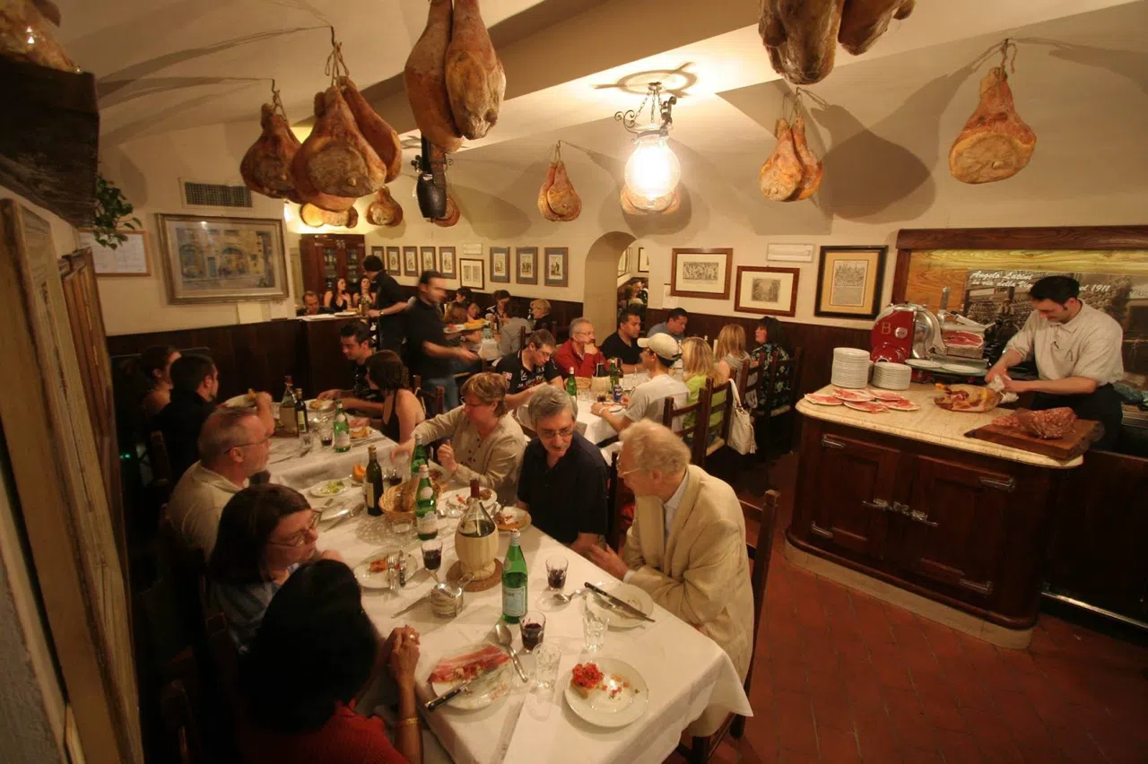 Firenze di Notte: Il Rituale della Bistecca di Chianina